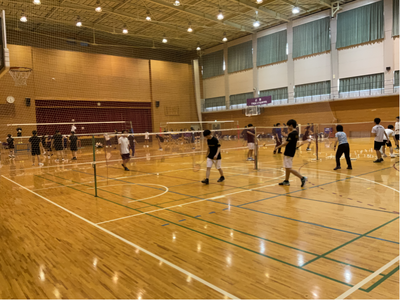第1体育館での　総体目練習風景（奥：バレーボール　手前：バドミントン）